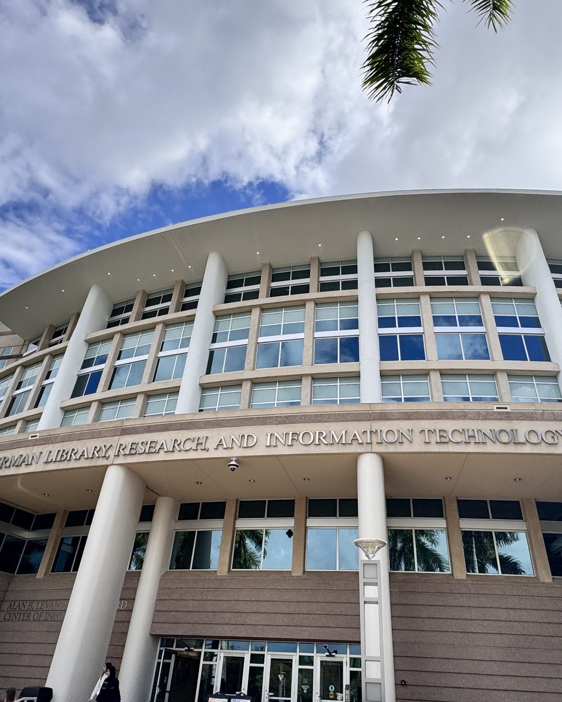Fachada de un edificio universitario de biblioteca, investigación y tecnologías de la información en Florida