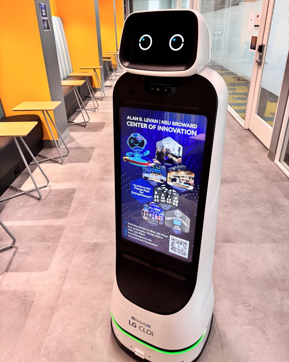 Robot guía con pantalla en el pasillo del centro de innovación de una universidad de Florida