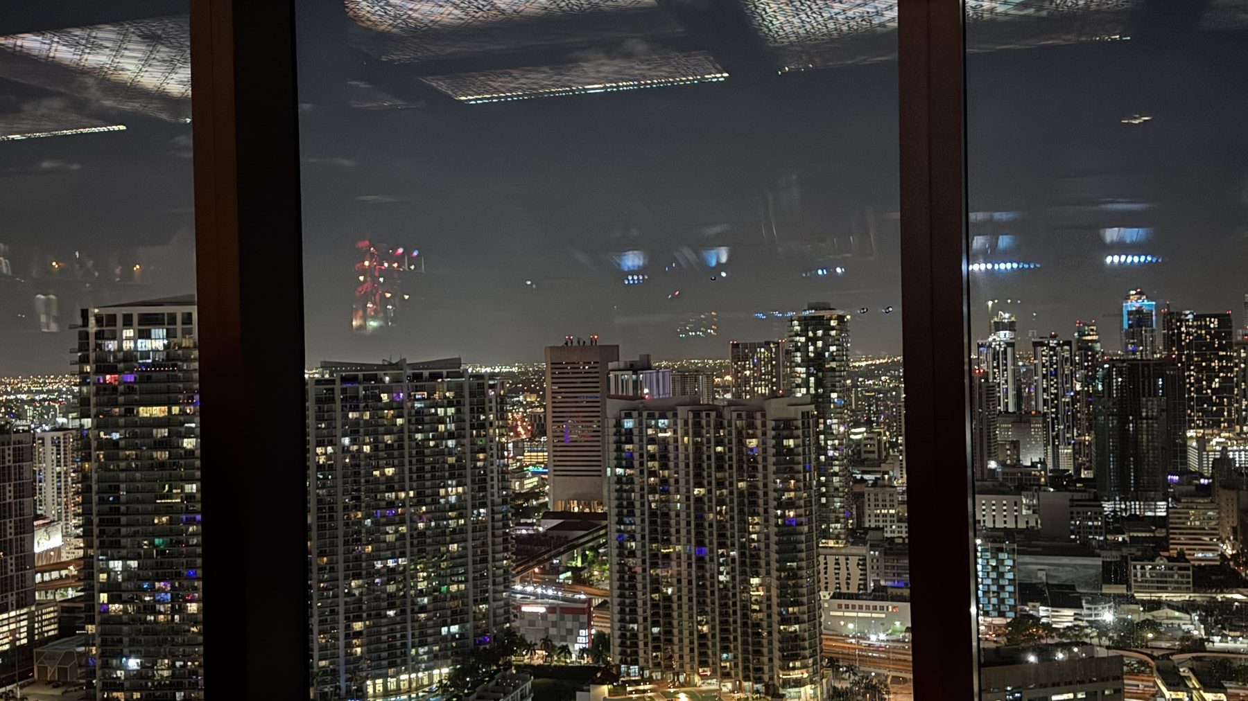 Vista nocturna de los rascacielos de Brickell, en Miami, desde las ventanas de la oficina