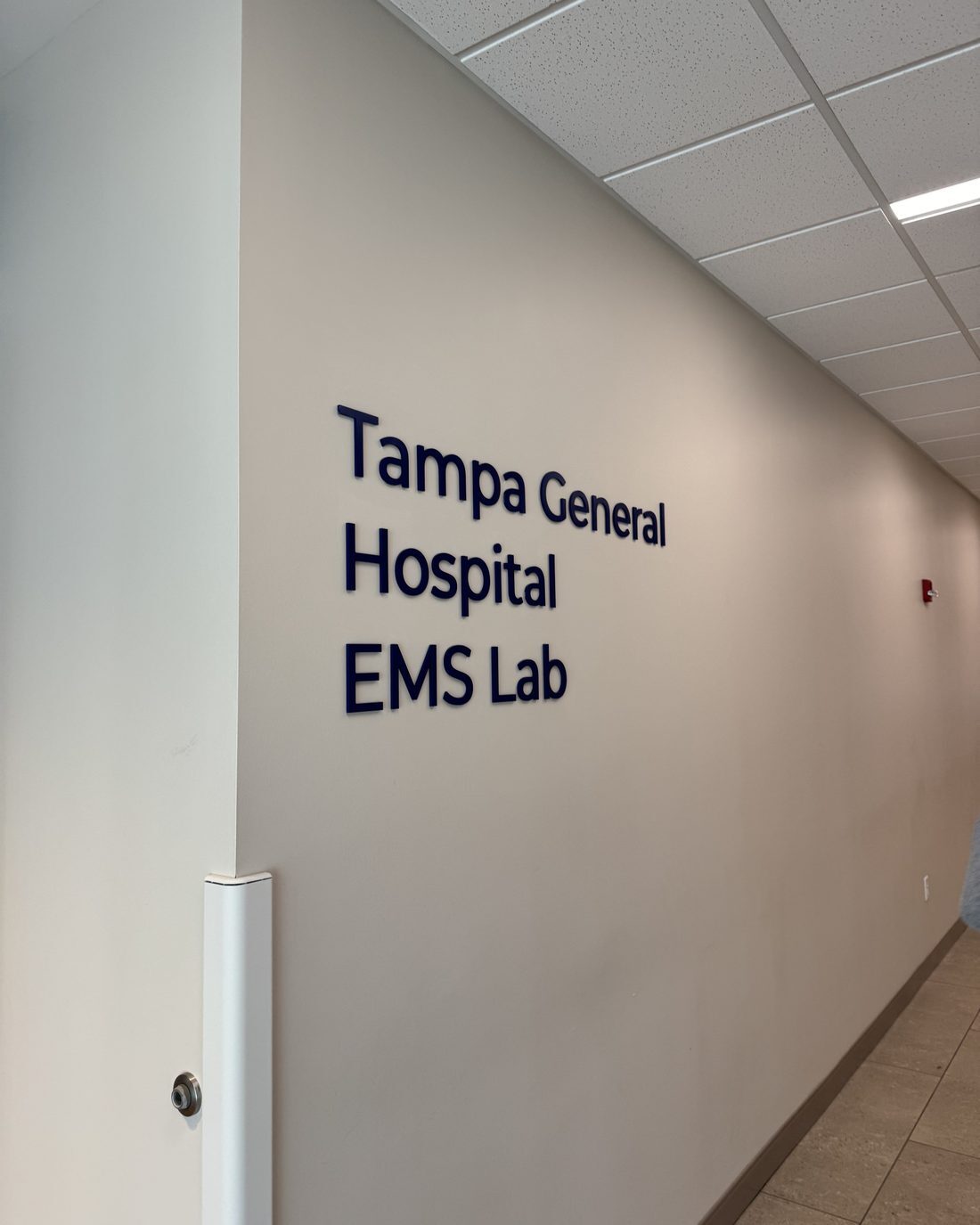 Rótulo de un laboratorio de emergencias médicas (EMS Lab) en un hospital de Tampa